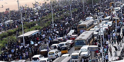 மெரினா போராட்டம்:  போக்குவரத்து நெரிசலில் காமராஜர் சாலை