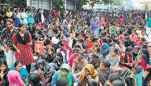 ஜல்லிக்கட்டை வென்றெடுக்காமல் ஓயமாட்டோம் என சபதம்﻿: மதுரையில் 3-வது நாளாக மாணவர்கள் ஆர்ப்பாட்டம்﻿ - ரயில் மறியல், செல்போன் கோபுரத்தில் ஏறி போராட்டம்﻿