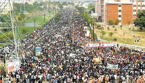 ஜல்லிக்கட்டுக்காக வரலாறு காணாத எழுச்சி போராட்டம்: 12 லட்சம் பேர் திரண்டதால் ஸ்தம்பித்தது தமிழகம்