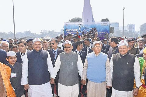பிஹாரில் மது விலக்குக்கு ஆதரவாக﻿ 11 ஆயிரம் கிமீ தொலைவுக்கு உலகின் மிக நீளமான மனித சங்கிலி﻿: முதல்வர் நிதிஷ், லாலு உட்பட 2 கோடி பேர் பங்கேற்பு﻿