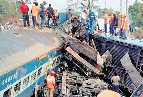 ஆந்திராவில் ரயில் விபத்தில் 41 பேர் பலி: ஹிராகாண்ட் எக்ஸ்பிரஸ் ரயில் தடம் புரண்டது