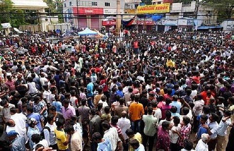 உக்ரைனில் இருந்தபடி தமுக்கம் போராட்டத்துக்கு வித்திட்ட தமிழ் மாணவர்!
