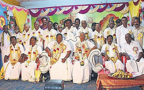 வாழ்க்கைக்கு அடையாளம் கொடுத்த ஆசிரியரை மறக்காத மாணவர்கள்﻿: ஓய்வுபெற்று 20 ஆண்டுகளுக்குப் பிறகு பாராட்டு விழா