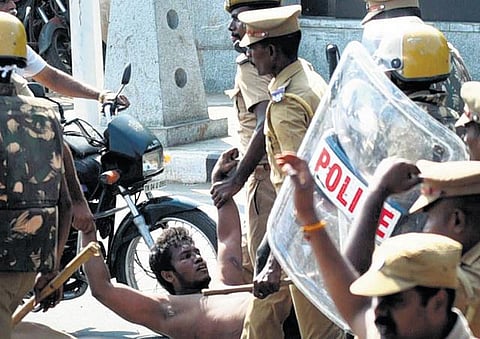 போராட்டக்காரர்கள் மீது போலீஸ் தடியடிக்கு விளக்கம் கேட்டு﻿ தலைமைச் செயலாளர், டிஜிபி, கமிஷனருக்கு தேசிய மனித உரிமை ஆணையம் நோட்டீஸ்﻿