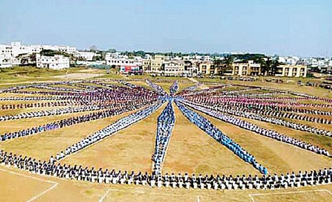 தேசிய வாக்காளர் தினத்தை முன்னிட்டு﻿ ஸ்ரீகாகுளத்தில் 5 ஆயிரம் மாணவர்கள் இணைந்து ஏற்படுத்திய அசோக சக்கரம்﻿