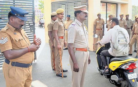 இன்று குடியரசு தின கொண்டாட்டம்: தமிழகம் முழுவதும் பாதுகாப்புக்கு 90 ஆயிரம் போலீஸார் குவிப்பு - மெரினா சாலையில் வாகனங்கள் செல்ல தடை