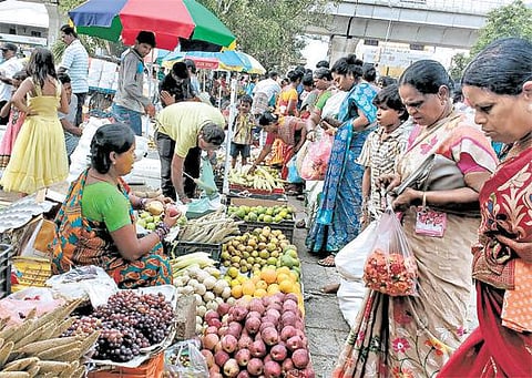 வார்தா புயலால் விளைச்சல் பாதிப்பு﻿: கோயம்பேடு சந்தையில் காய்கறிகள் விலை உயர்வு﻿ - வெண்டைக்காய் ரூ.45, தக்காளி ரூ.20﻿