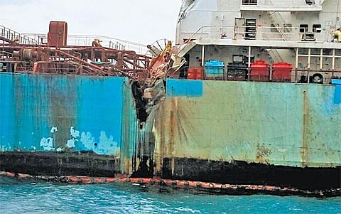 எண்ணூர் காமராஜர் துறைமுகம் அருகே﻿ 2 கப்பல்கள் நேருக்கு நேர் மோதி விபத்து﻿: டீசல் கசிந்து கடலில் கலந்ததால் அச்சம்﻿