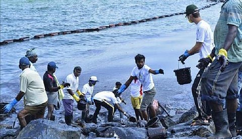 நீலாங்கரையில் எண்ணெய் படலத்தை அகற்ற தன்னார்வலர்கள் தயாரா?