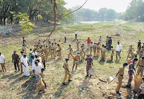 கழிவு நீர் தேக்கமாக உருமாறி வரும் நல்ல தண்ணீர் குளத்தை சீரமைக்க  களமிறங்கிய மாணவர், இளைஞர்கள்