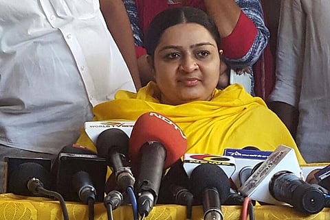 சசிகலா முதல்வராகத் தேர்வானதை ஏற்க முடியாது ஏன்?-  தீபா விளக்கம்