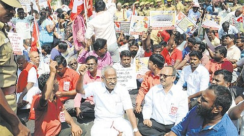 விவசாயத்தையும், விவசாயிகளையும் பாதுகாக்க கோரிக்கை﻿: சென்னையில் மார்க்சிஸ்ட் மறியல் போராட்டம்﻿ - நூற்றுக்கணக்கானோர் கைதாகி விடுதலை﻿