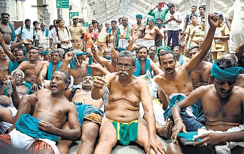 அனைத்து விவசாயிகளுக்கும் வறட்சி நிவாரணம் கேட்டு﻿ கோவணம் உடுத்தி படுத்துக் கிடந்து விவசாயிகள் போராட்டம்﻿