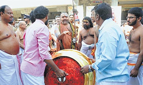விழா கோலம் பூண்டது காஞ்சிபுரம்: காமாட்சியம்மன் கோயிலில் இன்று குடமுழுக்கு - ஏற்பாடுகள் தயார்; தொழிற்சாலை வாகனங்களுக்குத் தடை