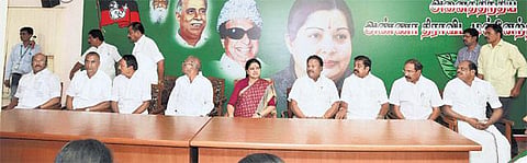 துரோகங்கள் வென்றது கிடையாது; அதிமுகவை வெல்லவே முடியாது﻿﻿: எம்எல்ஏக்கள் மத்தியில் சசிகலா ஆவேசம்﻿﻿