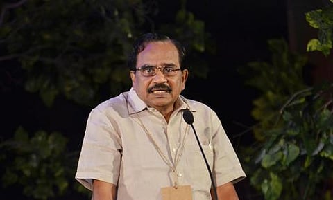 சசிகலா, பன்னீர்செல்வம் இருவருமே புனிதர்கள் அல்ல﻿: தமிழருவி மணியன் குற்றச்சாட்டு﻿