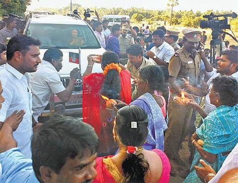 கூவத்தூரில் எம்எல்ஏக்களுடன் சசிகலா ஆலோசனை