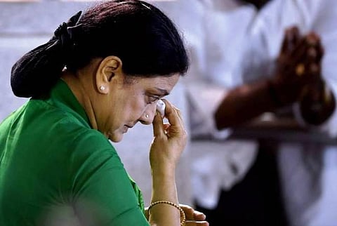 சொத்துக்குவிப்பு வழக்கில் சசிகலா உள்ளிட்ட 3 பேரும் குற்றவாளிகள்: 4 ஆண்டுகள் சிறை; ரூ.10 கோடி அபராதம்: உச்ச நீதிமன்றம் தீர்ப்பு