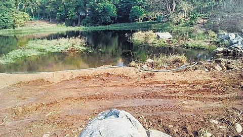 அட்டப்பாடி தேக்குவட்டை தடுப்பணையில் 1.5 கிலோமீட்டர் தொலைவுக்கு தேங்கும் தண்ணீர்﻿: மோட்டார் பம்ப்செட்டுக்கு தடை விதிக்கும் கேரள அதிகாரிகள்﻿