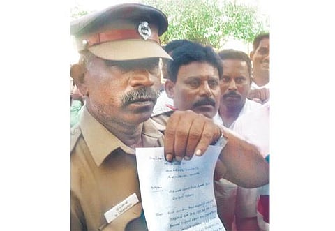 ஜெயலலிதா மறைவால் மனஉளைச்சல்﻿: ராஜினாமா கடிதம் கொடுக்க ஓபிஎஸ் வீட்டுக்கு வந்த எஸ்ஐ﻿