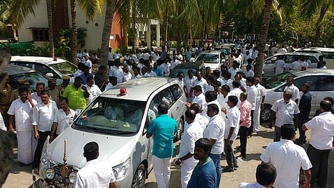 கூவத்தூர் தனியார் சொகுசு விடுதியில்﻿ அதிருப்தி எம்எல்ஏக்கள் தங்க வைப்பு?﻿ - சமாதான முயற்சியில் அதிமுக மூத்த நிர்வாகிகள்﻿