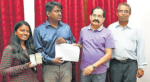 நிலவில் தாவரங்களை வளர்க்க முடியுமா? - உலக அளவில் சிறந்ததாக தேர்வான ஆய்வறிக்கை﻿: திருவாரூர் மத்திய பல்கலை. ஆராய்ச்சி மாணவர், மாணவிக்கு துணைவேந்தர் பாராட்டு﻿﻿