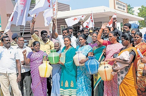 பாதுகாக்கப்பட்ட குடிநீர் வழங்கக் கோரி﻿﻿ காலிக்குடங்களுடன் ஆர்ப்பாட்டம்: சாக்கடை நீர் கலப்பதாக குற்றச்சாட்டு﻿
