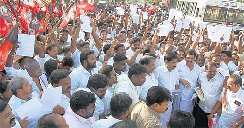 ஓ.பன்னீர்செல்வத்துக்கு ஆதரவாக தமிழகம் முழுவதும்﻿﻿ பேரணி, போராட்டத்தில் ஈடுபட்ட அதிமுகவினர் கைது﻿