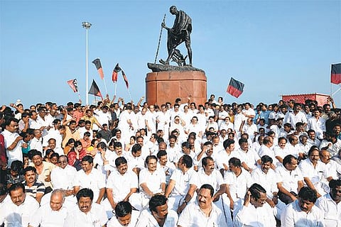 கடற்கரை காந்தி சிலை அருகே ஸ்டாலின் போராட்டம்: எம்எல்ஏக்கள் உட்பட ஏராளமானோர் கைது