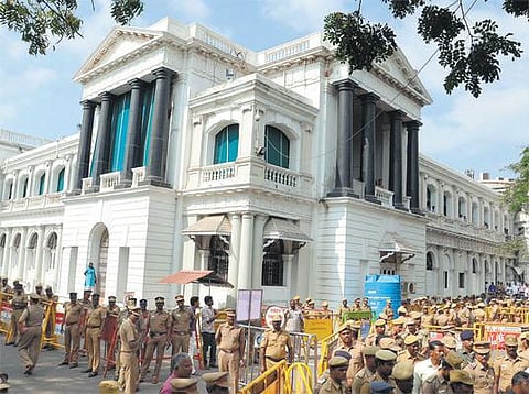 சசிகலா - ஓ.பி.எஸ் ஆதரவாளர்கள் மோதலை தடுக்க﻿ தலைமைச் செயலகத்தில் வரலாறு காணாத பாதுகாப்பு﻿