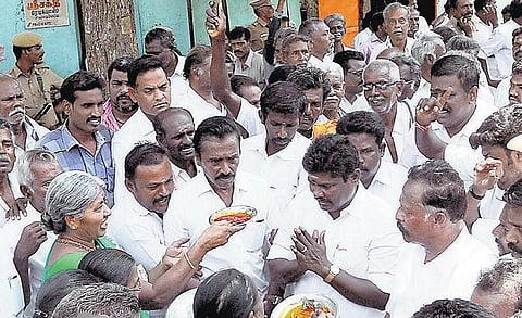 ஓபிஎஸ் அணியை சேர்ந்த﻿ சோழவந்தான் எம்எல்ஏவுக்கு உற்சாக வரவேற்பு﻿: பொதுச் செயலரை தொண்டர்கள் தேர்வு செய்வர் என நம்பிக்கை﻿