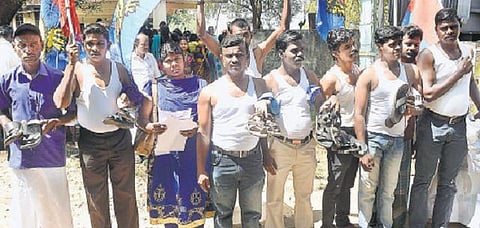 எடப்பாடி பழனிசாமி சகோதரர் மீது நடவடிக்கை கோரி நெல்லை ஆட்சியர் அலுவலகத்தில் ஆதித்தமிழர் கட்சியினர் நூதன ஆர்ப்பாட்டம்