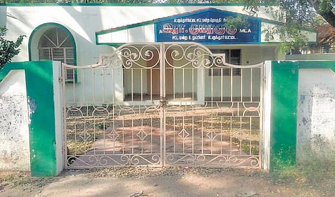 மக்கள் எதிர்ப்பால் பூட்டப்பட்ட உளுந்தூர்ப்பேட்டை எம்எல்ஏ அலுவலகம்
