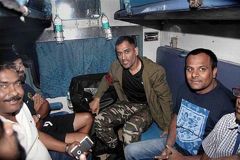 டிக்கெட் பரிசோதகராக இருந்த நினைவுகளுடன் 13 ஆண்டுகளுக்குப் பிறகு தோனி மீண்டும் ரயில் பயணம்