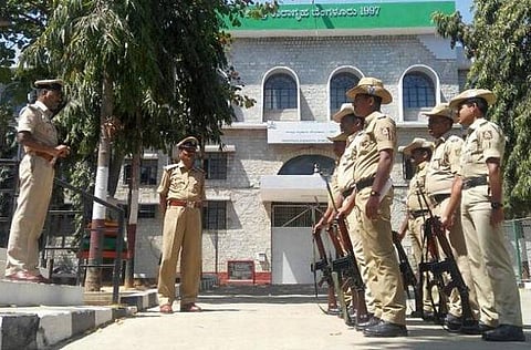 சிறையில் சசிகலாவுக்கு போடப்பட்ட பாதுகாப்பு ஏற்பாடுகள் குறைப்பு﻿