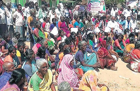 எண்ணெய் நிறுவனங்கள் ஊருக்குள் வருவதற்கு நெடுவாசல் மக்கள் எதிர்ப்பு﻿: ஊர் எல்லை, வயல்வெளிகளில் கருப்புக் கொடி ஏற்றினர்﻿