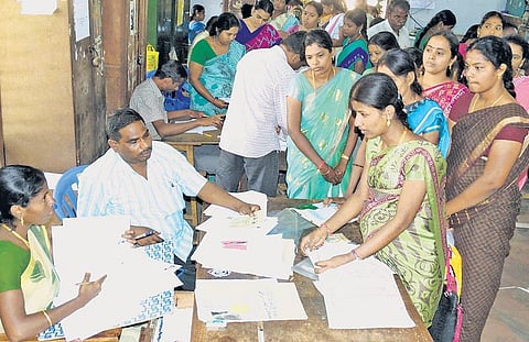 அதிமுகவின் குழப்பமான சூழலிடையே சலனமின்றி நடைபெறும் சத்துணவு அமைப்பாளர் தேர்வு