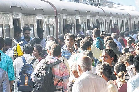 கூட்ட நெரிசலில் சிக்கித் தவிக்கும் பயணிகள்﻿: மின் ரயில்களில் கூடுதல் பெட்டிகள் இணைக்கப்படுமா?﻿ - தாம்பரம் - செங்கல்பட்டு 3-வது பாதை பணியில் மெத்தனம்﻿