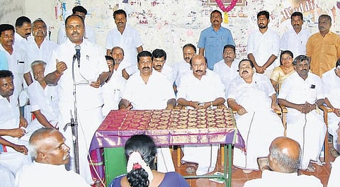 ஓபிஎஸ் அணிக்கு செல்வதை தடுக்க தொண்டர்களிடம் உருக்கம்﻿: தொகுதிவாரியாக அதிமுக நிர்வாகிகளுடன் அமைச்சர்கள் ஆலோசனை﻿