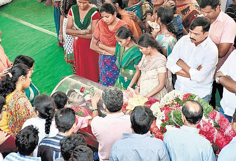 அமெரிக்காவில் சுட்டுக் கொல்லப்பட்ட﻿ ஸ்ரீநிவாஸ் உடல் ஹைதராபாத்தில் தகனம்﻿ - குடும்பத்தினர், உறவினர்கள் கண்ணீர் அஞ்சலி﻿