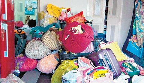 கர்நாடகாவில் விற்பனை வரி அதிகாரி வீட்டில் 7000 சேலைகள் பறிமுதல்﻿: லஞ்ச ஒழிப்புத்துறை சோதனையில் சிக்கின﻿