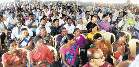 வெடிபொருள் கட்டுப்பாட்டுத் துறையின் புதிய விதிமுறைகளால்﻿ பட்டாசு தொழில் ஸ்தம்பிக்கும் அபாயம்﻿: சிவகாசியில் 3 ஆயிரத்துக்கும் மேற்பட்டோர் உண்ணாவிரதம், கடையடைப்பு﻿