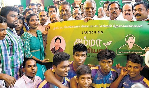 ஐஐடி நுழைவுத் தேர்வுக்கு இலவச பயிற்சி அளிக்க ‘அம்மா கல்வியகம்’ இணையதளம்: ஓ.பன்னீர்செல்வம் தொடங்கிவைத்தார்
