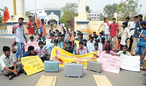 சொந்தக் கட்டிடத்துக்கு விடுதியை மாற்றக் கோரி﻿﻿ கல்லூரி மாணவர்கள் போராட்டம்﻿: ஆட்சியர் அலுவலகத்தில் மனு அளித்தனர்﻿﻿