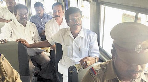டாஸ்மாக் பலகைகளில் ஸ்டிக்கர் ஒட்டும் போராட்டம்﻿: அன்புமணி ராமதாஸ் உட்பட பாமகவினர் கைது﻿