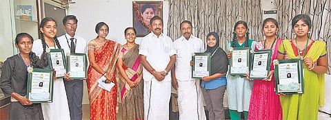 கடந்த ஆண்டு பிளஸ் 2 தேர்வில் சாதனை﻿: 7 மாணவர்களுக்கு ரூ.1.40 லட்சம் முதல்வர் காசோலை வழங்கினார்﻿