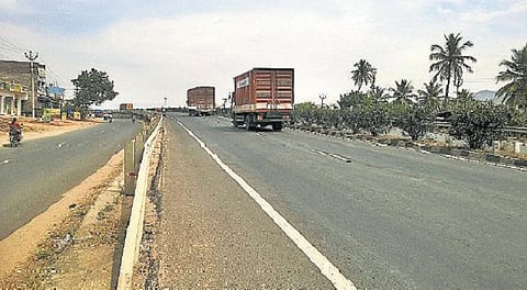 சேலம் - நாமக்கல் தேசிய நெடுஞ்சாலையில் மேம்பாலங்களில் மின் விளக்கு வசதி ஏற்படுத்த வாகன ஓட்டிகள் கோரிக்கை﻿