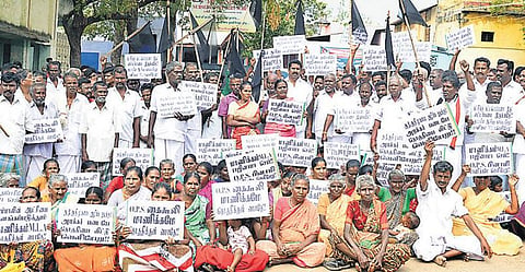 அலங்காநல்லூரில் ஓபிஎஸ் அணி எம்எல்ஏ-க்கு ஆதரவும், எதிர்ப்பும்﻿: போராட்டத்தில் ஈடுபட்ட அதிமுகவினர் 300 பேர் கைது﻿