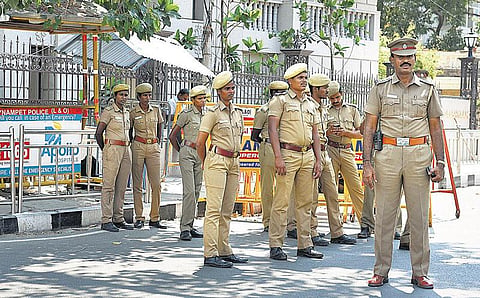போயஸ் தோட்டத்தில் திடீரென போலீஸ் அதிகளவில் குவிப்பு﻿