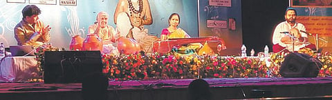 மேடையில் ஒலித்த ஓங்காரம்
